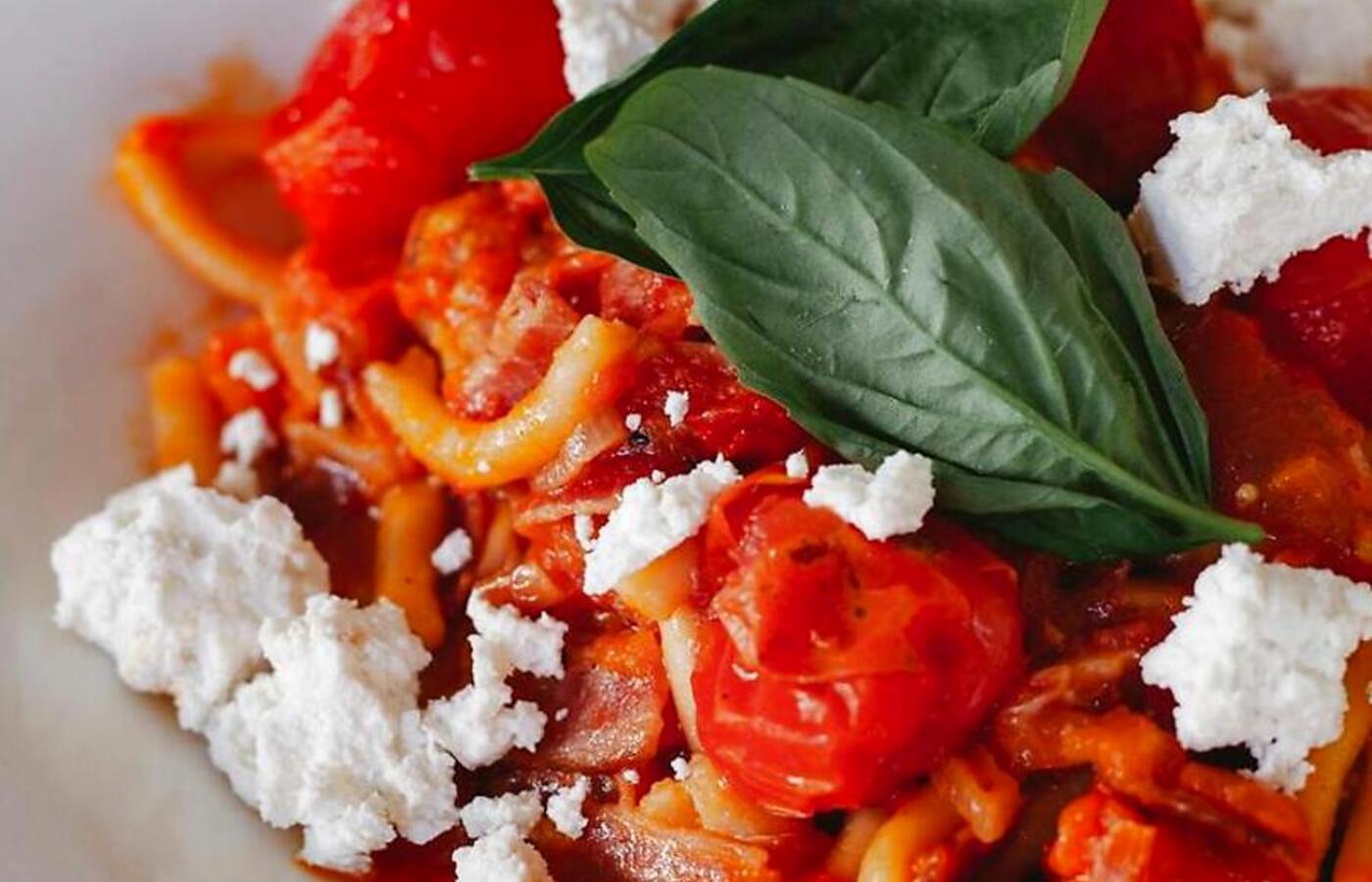 Pasta con crema di melanzane e pomodorini