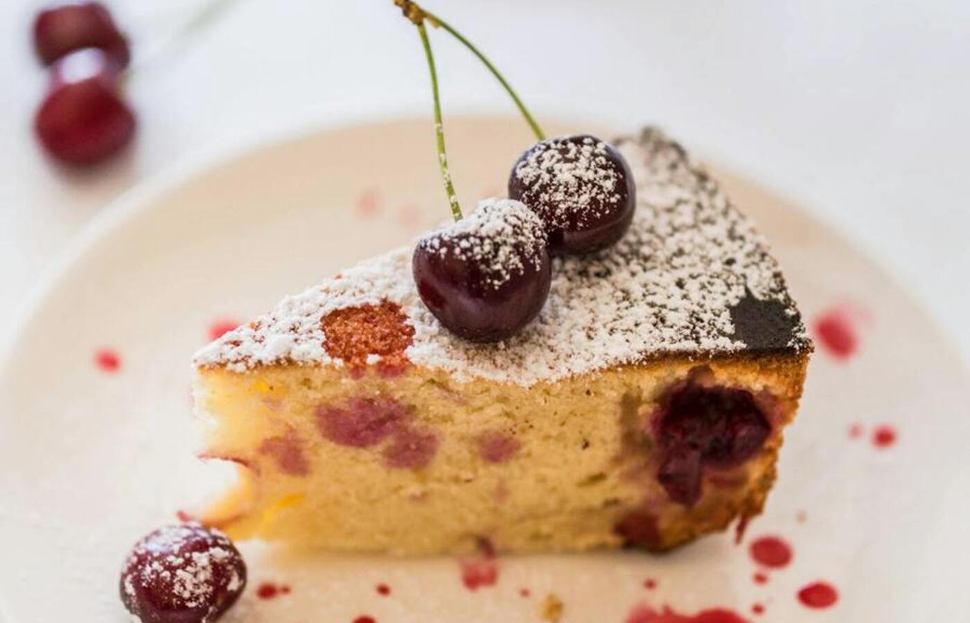 Torta morbida con ciliegie e yogurt